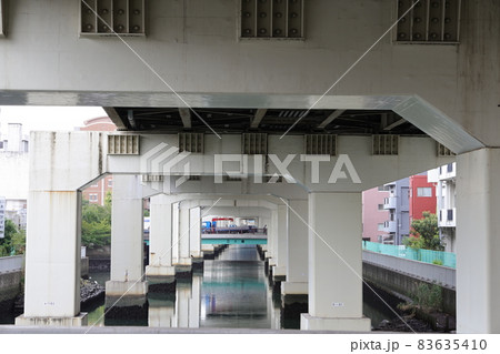 東京都墨田区の堅川の首都高速7号小松川線の橋脚 83635410