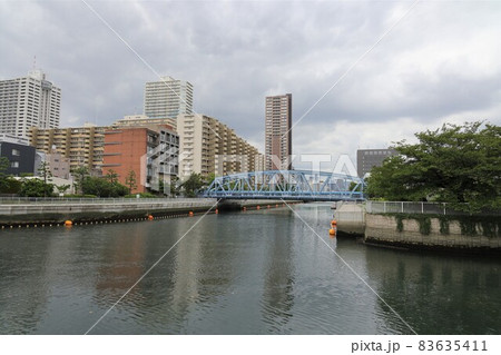 東京都江東区の小名木川と大横川の合流点の風景 83635411