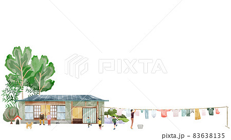 平家の庭で洗濯物を干す手描き水彩風イラスト 83638135
