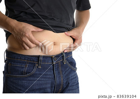 コロナ太りを気にする男性 83639104