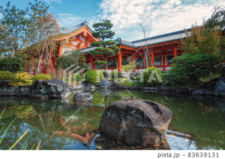 京都、蓮華王院 三十三間堂にある池泉回遊式庭園と東大門、回廊が見える風景 83639131