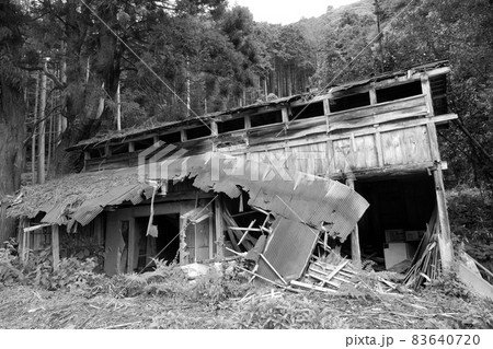 崩壊した建物 83640720