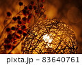 丸い関節照明と秋のドライフラワー 83640761