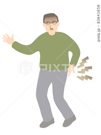 腰の痛い立っている中高年男性 83641656
