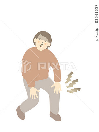 膝の痛い立ち上がろうとする中高年女性 83641657
