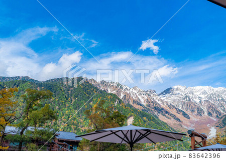秋の上高地・河童橋付近の風景 【長野県】 秋の上高地・河童橋付近の風景 【長野県】 83642396