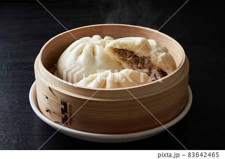 蒸籠で蒸した熱々の肉まん 蒸籠で蒸した熱々の肉まん 83642465