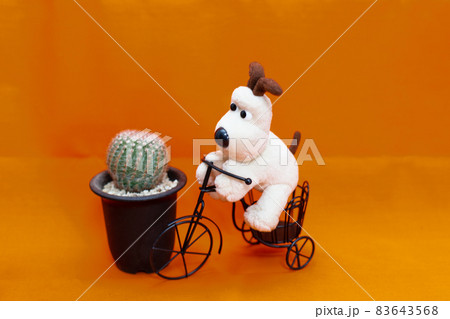 サボテン・紅小町と置物の自転車と犬のぬいぐるみのテーブルフォト 83643568