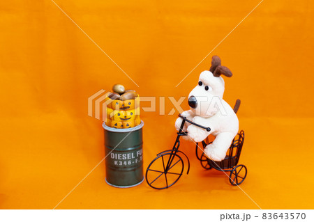 南瓜と置物の自転車と犬のぬいぐるみのテーブルフォト 83643570