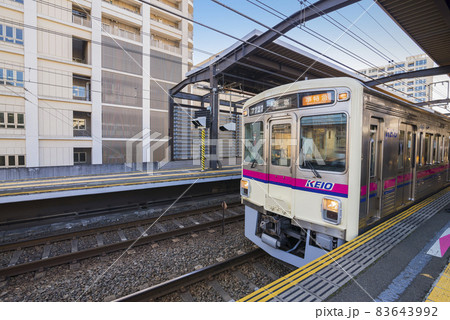 京王線 新宿行き 急行 府中駅 準特急 8000系による特急 京王線 新宿行き 急行 府中駅 準特急 8000系による特急 83643992