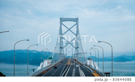 海にかかる橋とその間を走る道路の景色 海にかかる橋とその間を走る道路の景色 83644086