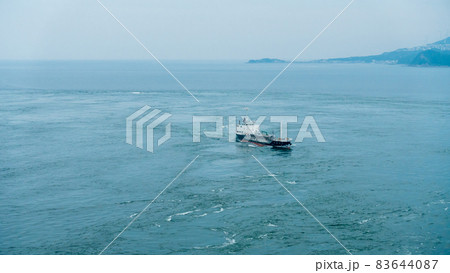 海の中一台ポツンとを走る船の景色 83644087