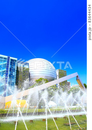 名古屋市、名古屋市科学館と噴水の風景 83644434