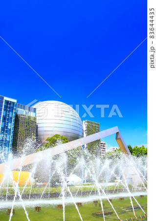 名古屋市、名古屋市科学館と噴水の風景 83644435
