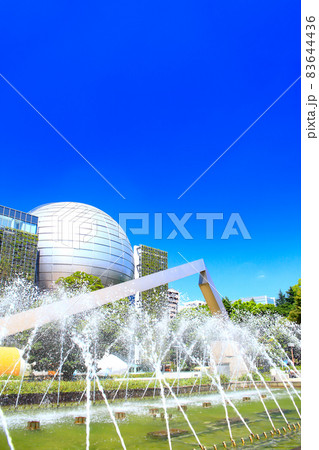 名古屋市、名古屋市科学館と噴水の風景 83644436