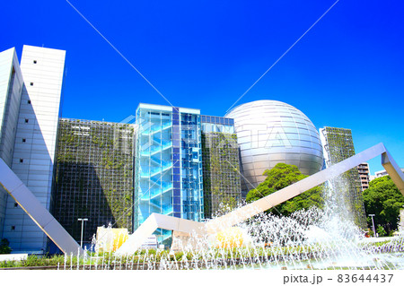 名古屋市、名古屋市科学館と噴水の風景 名古屋市、名古屋市科学館と噴水の風景 83644437
