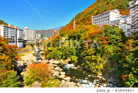 秋の紅葉に染まる鬼怒川温泉 83644837