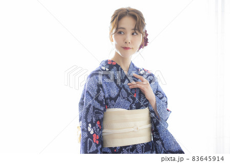 有松絞りの浴衣の女性 有松絞りの浴衣の女性 83645914