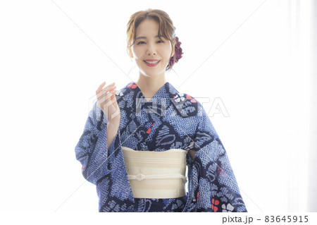 有松絞りの浴衣の女性 有松絞りの浴衣の女性 83645915
