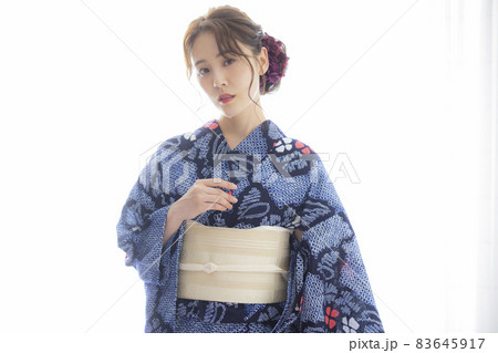有松絞りの浴衣の女性 有松絞りの浴衣の女性 83645917
