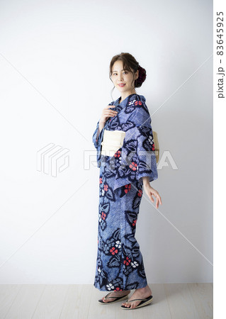 有松絞りの浴衣の女性 83645925