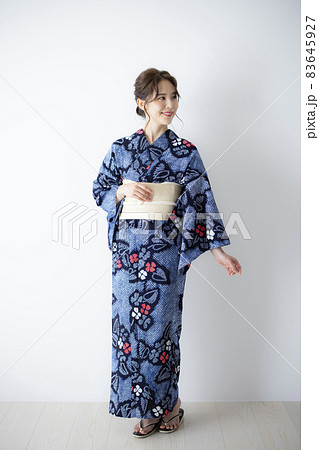 有松絞りの浴衣の女性 有松絞りの浴衣の女性 83645927