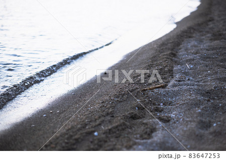 エモい夕暮れ前のマジックタイムの波打ち際（浜辺、ビーチ） 83647253