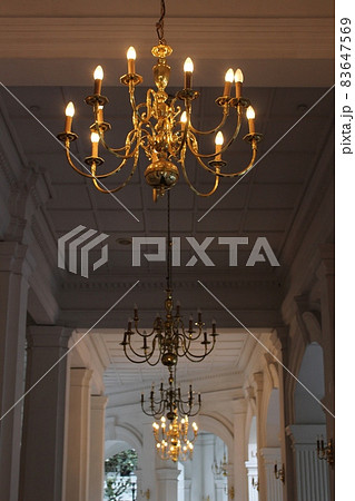 ラッフルズホテルのシャンデリア 83647569