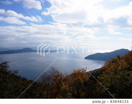 湖の紅葉 山脈 /写真 湖の紅葉 山脈 /写真 83648133
