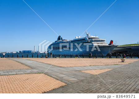 神奈川県横浜市 赤レンガパークと停泊する豪華客船『飛鳥II』 83649571