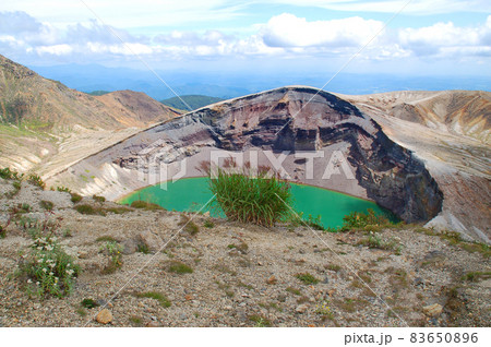 蔵王連峰　宮城蔵王　馬の背からお釜を望む 83650896