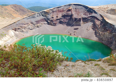 蔵王連峰　宮城蔵王　馬の背からお釜を望む 83650897