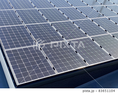 屋根に設置された戸建てのソーラーパネル 83651104
