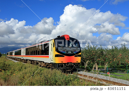 五能線：秋のリンゴ畑を行く観光列車(リゾ－トしらかみ　くまげら編成) 83651151