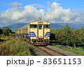五能線：秋のリンゴ畑を行く普通列車(キハ40系気動車) 83651153