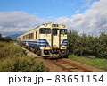 五能線：秋のリンゴ畑を行く普通列車(キハ40系気動車) 83651154