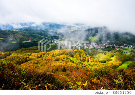 蔵王連峰　山形蔵王　鳥兜山の蔵王大黒天展望台から朝日に映える紅葉と蔵王温泉郷 83651250