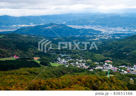 蔵王連峰 山形蔵王、蔵王中央高原 鳥兜大黒天展望台から見下ろす蔵王温泉郷と上山盆地 蔵王連峰 山形蔵王、蔵王中央高原 鳥兜大黒天展望台から見下ろす蔵王温泉郷と上山盆地 83651566