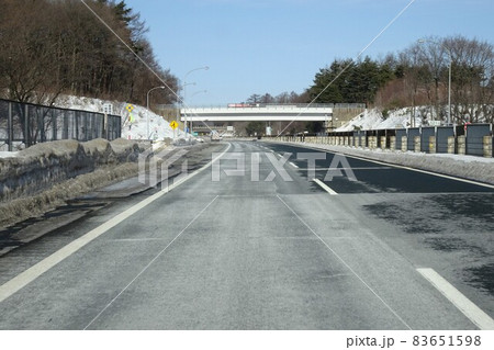 凍結防止剤が撒かれた高速道路の路面 凍結防止剤が撒かれた高速道路の路面 83651598