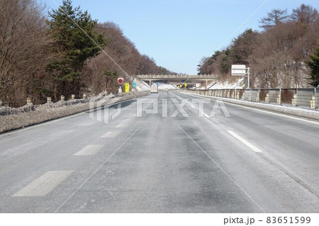 凍結防止剤で真っ白な路面の高速道路 凍結防止剤で真っ白な路面の高速道路 83651599