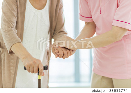 シニア女性と介護士 83651774