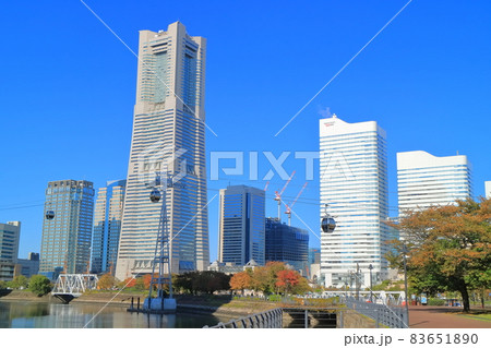 【神奈川県】快晴下のヨコハマエアキャビンとランドマークタワー 83651890