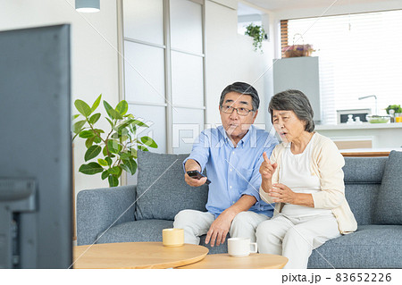 テレビを観るシニア夫婦 テレビを観るシニア夫婦 83652226