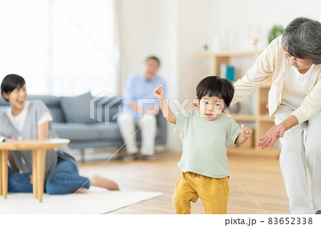 孫と遊ぶシニアの夫婦 83652338