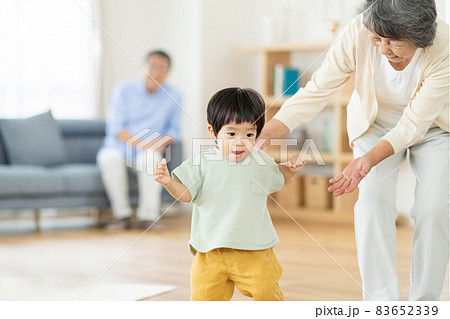 孫と遊ぶシニアの夫婦 83652339