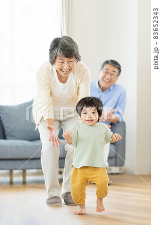 孫と遊ぶシニアの夫婦 83652343