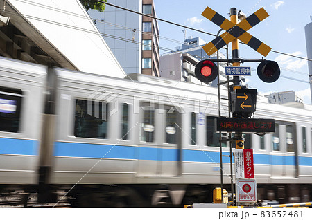 踏切を通過する列車の風景 踏切を通過する列車の風景 83652481