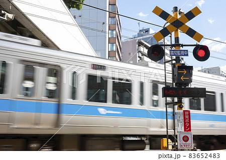 踏切を通過する列車の風景 踏切を通過する列車の風景 83652483