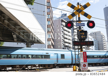 踏切を通過する列車の風景 踏切を通過する列車の風景 83652484