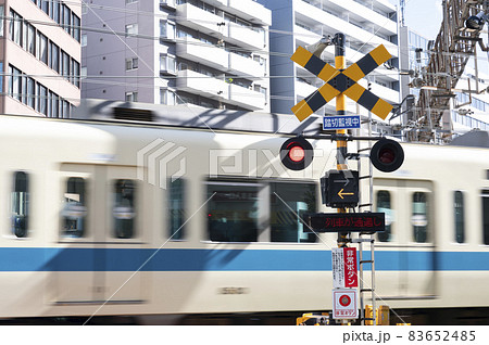 踏切を通過する列車の風景 踏切を通過する列車の風景 83652485